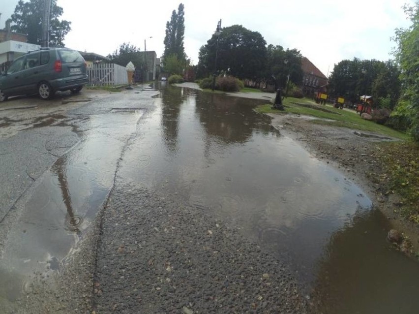 Nowy Dwór Gdański. Gwałtowna ulewa zalała ulice w centrum [ZDJĘCIA]