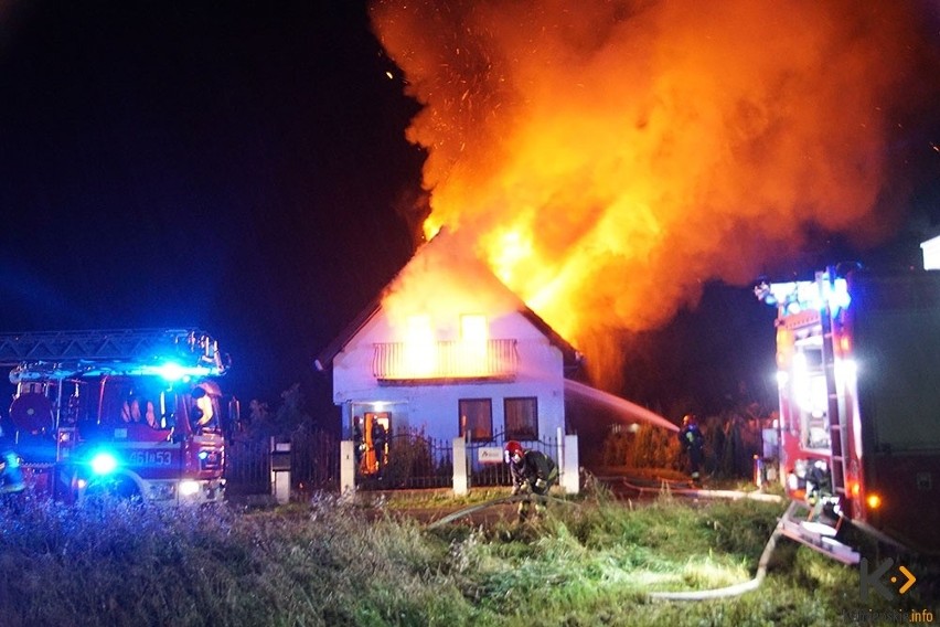 Pożar domu w Kamieniu Pomorskim. Uderzył w niego piorun [zdjęcia, wideo]