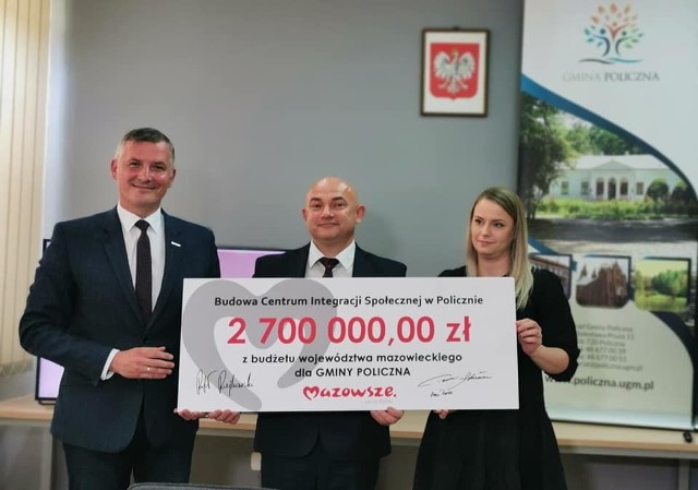 Wsparcie z Urzędu Marszałkowskiego wyniesie aż 2,7 miliona złotych. Na zdjęciu od lewej: Rafał Rajkowski - wicemarszałek województwa mazowieckiego, Tomasz Adamiec - wójt gminy Policzna oraz Anna Pawelec - skarbnik gminy.