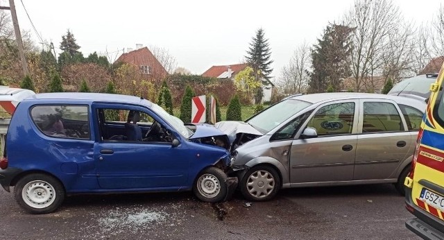 Po czołówce dwóch samochodów w Złotowie sześć osób trafiło do szpitala (15 listopada 2022)