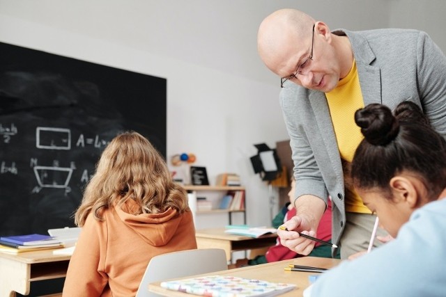 W Toruniu nie brakuje ofert pracy. Firmy poszukują fachowców w różnych zawodach. Pracę znajdzie m.in. nauczyciel, muzyk, konserwator, pracownik socjalny i wielu innych. Zobacz ile można zarobić. Oto najnowsze oferty pracy z Torunia według portalu praca.gov.plSzczegóły na kolejnych stronach