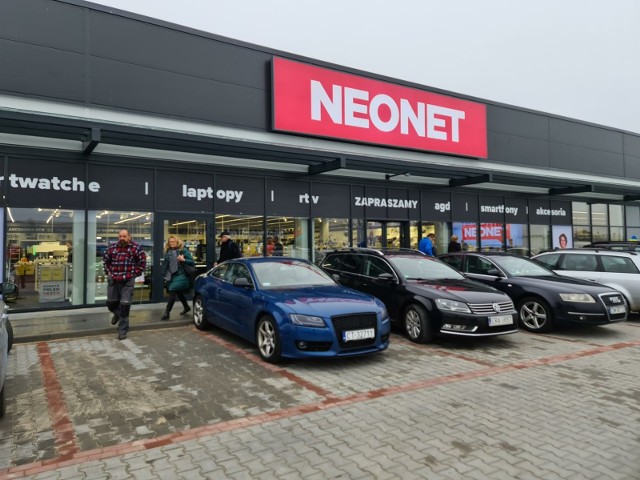 Firma Neonet została założona w 2003 roku we Wrocławiu, w Polsce posiada blisko 300 sklepów.