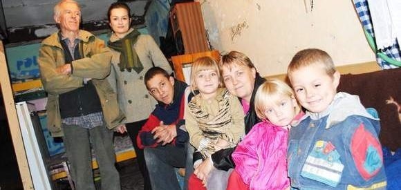 Gracjan, Karolinka, Katarzyna, Ola i Bartek Wojtowiczowie w jednym z pokojów starego domu. Na drugim planie - Leszek Pawlikowski z córką Karoliną Reńską, którzy pomagają rodzinie.