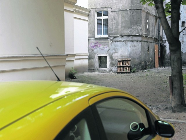Punkty sprzedaży dopalaczy, jak to okienko przy Stawowej, zostały we Wrocławiu zlikwidowane