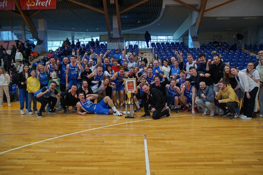 Koszykarze Enei Basket Junior Poznań z głównym trofeum za...