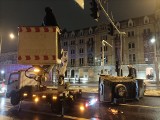 Wypadek w centrum Chorzowa. Wywrócona terenówka, uszkodzona sygnalizacja i jedna osoba z ranami ciętymi twarzy w szpitalu