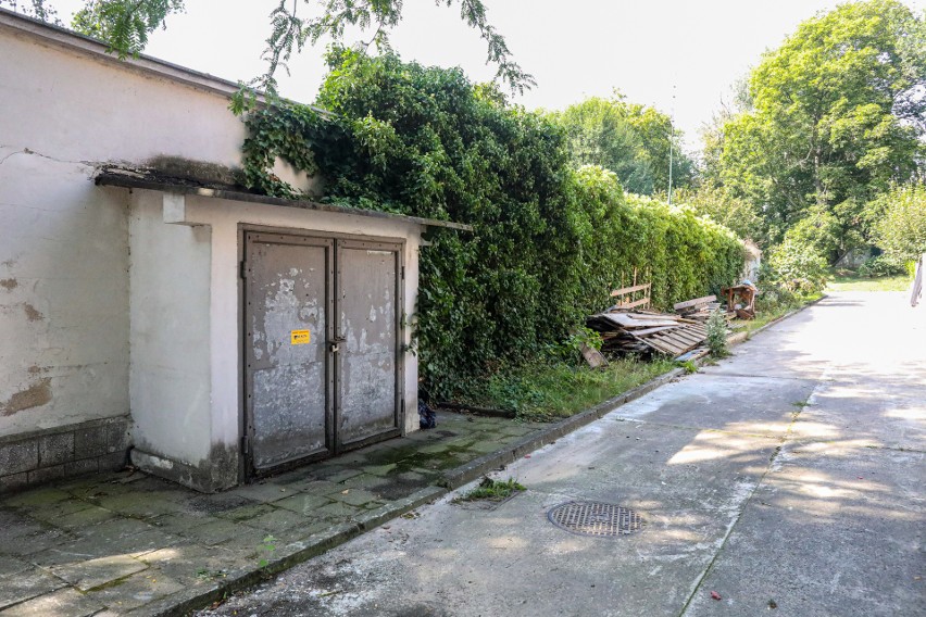 Chcą sprzedać działkę ze schronem na hotel lub mieszkania. Czy ona się do tego nadaje?