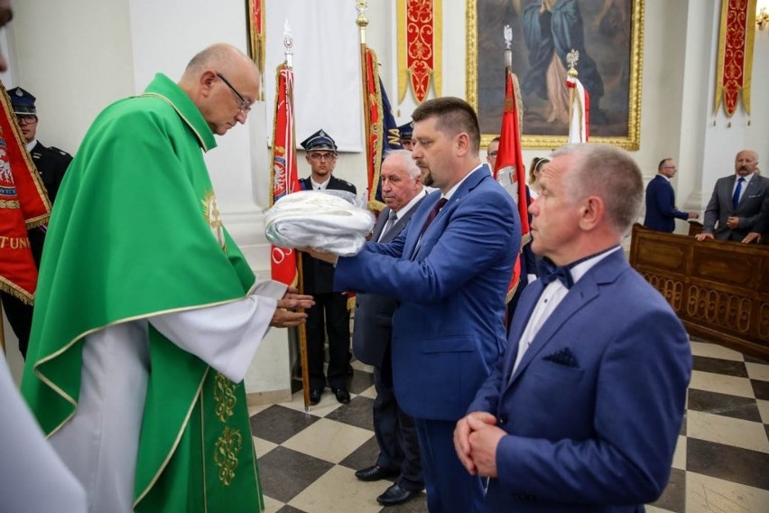 Powiat kielecki świętował 20-lecie istnienia. Była msza na Świętym Krzyżu i sesja rady powiatu w Ciekotach