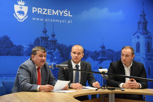 Konferencja prasowa radnych miejskich Prawa i Sprawiedliwości w Przemyślu. Nz. od lewej Andrzej Berestecki, Maciej Kamiński i Wojciech Rzeszutko.