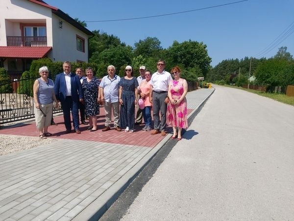 Na nowym chodniku stoją Władze Powiatu Włoszczowskiego i Gminy Moskorzew z mieszkańcami Tarnawej Góry.