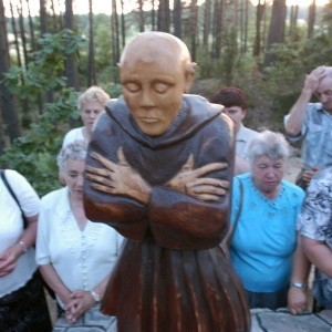 Nad figurą św. Brunona wierni z parafii w Koźle zbudują też daszek, by chronić ją przed opadami.