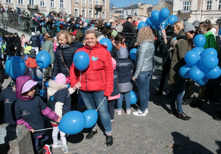 Światowy Dzień Swiadomości Autyzmu w Radomiu. Ulicami miasta przeszedł Niebieski Marsz
