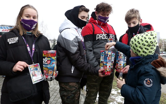 Z powodu pandemii w hali widowiskowo-sportowej na os. Lotnisko w tym roku nie ma koncertów, zawodów i pokazów. Funkcjonuje tutaj kilka stoisk, m.in. loterii fantowej (każdy los wygrywa), sklepik z gadżetami 29. finału WOŚP oraz kawiarenka. Wszystko w reżimie sanitarnym, przy ścisłym limicie osób wchodzących do pomieszczeń. 