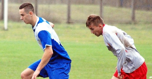 Piotr Jedlikowski (z lewej) w kolejnym sezonie zagra w GKS Rudki.