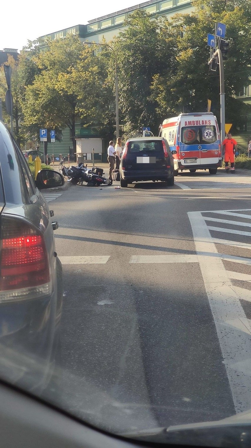 Białystok. Wypadek na ul. Lipowej. 75-letni motocyklista wjechał na czerwonym świetle i został potrącony przez forda 