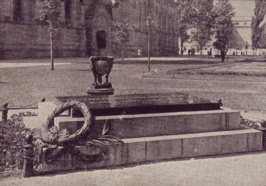 22 marca 1925 przed łódzką katedrą odsłonięto Grób...