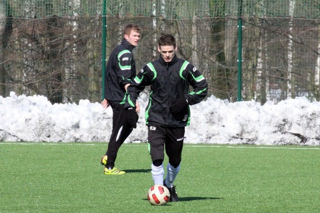 Szymon Maziarz ( z piłką ) nadal gra w barwach Cuiavii.