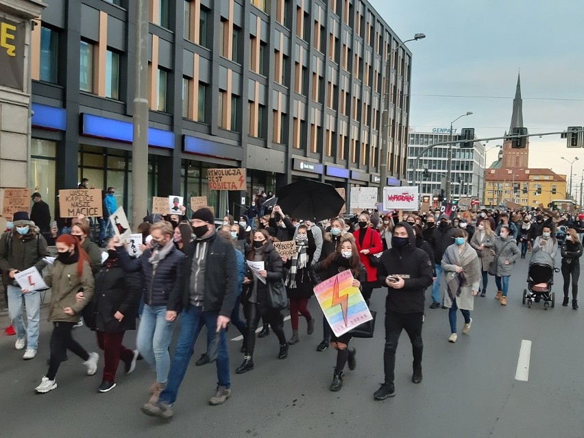 Protest (nie tylko) kobiet w Szczecinie. Dziś spacer pod pomnik Lecha Kaczyńskiego - 27.10.2020