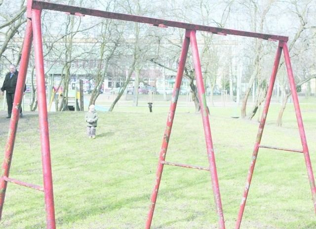 Większość huśtawek w parku Jordanowskim zostało zniszczonych. 