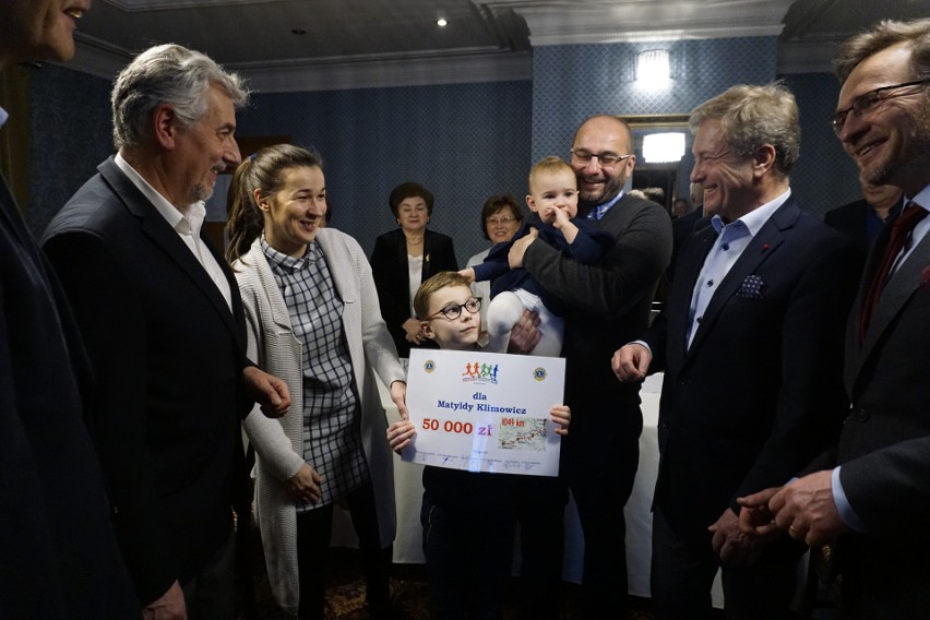Matylda Klimowicz z rodzicami i bratem oraz uczestnikami...