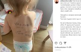 To zdjęcie obiegło cały świat. Dziewczynki z wypisanymi na plecach danymi nie ma już na Ukrainie