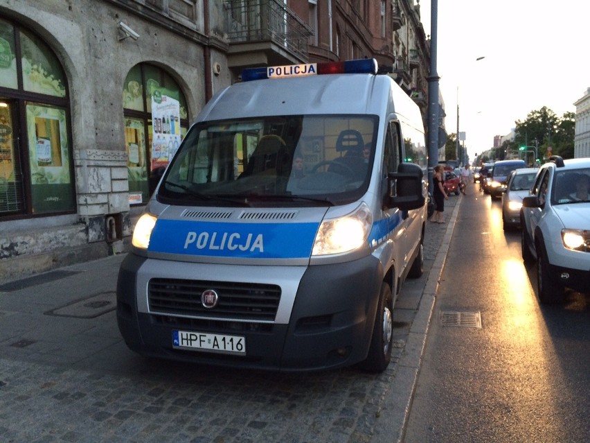 Wypadek na Piotrkowskiej. Samochód zderzył się z tramwajem [ZDJĘCIA] 