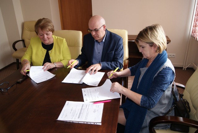 Podpisanie umowy na realizację kompleksowej termomodernizacji budynków Starostwa Powiatowego w Łomży