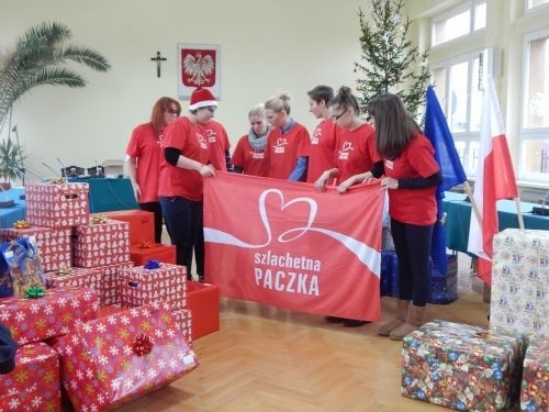 Szlachetna Paczka to akcja, w której pomoc jest odpowiedzią na konkretne potrzeby osób w trudnej sytuacji. Na zdjęciu wolontariusze z Golubia-Dobrzynia