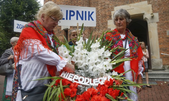 W niedzielę w Albigowej było biało, było czerwono, a przede wszystkim kwieciścieZOBACZ TEŻ: Jadą klasykami dookoła Polski w 100-lecie niepodległości. Na Podkarpaciu zatrzymali się w Dworze Boratyn