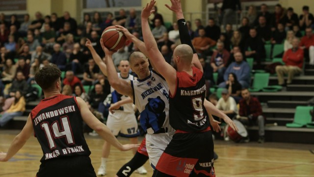 Po 10 latach do Przemyśla może wrócić pierwszoligowy basket. NZ. w akcji Rafał Kulikowski, center Niedźwiadków Chemart