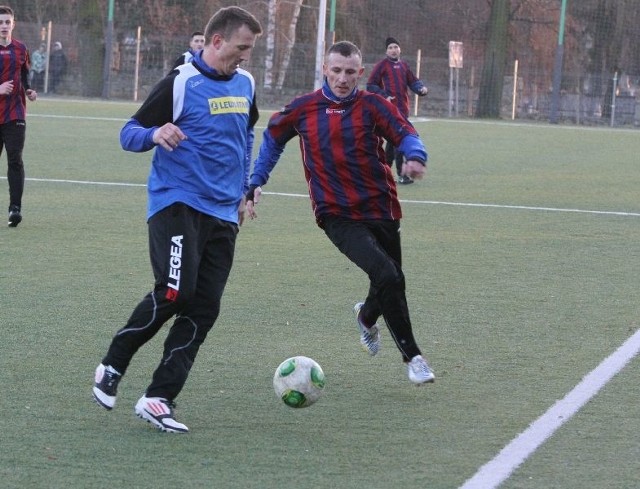O piłkę w finałowym meczu walczą zdobywca dwóch bramek Mariusz Maciejski (z prawej) z drużyny Świat Alkoholi i Łukasz Szymoniak z Lewiatana. 