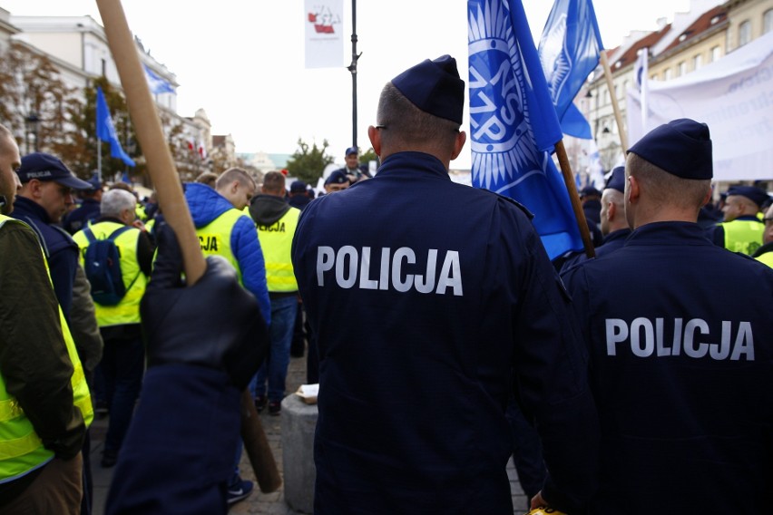 Protest policjantów w Warszawie. Mundurowi domagają się...