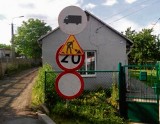 Mieszkańcy Mileszek nie mogą dojechać do domów, bo robotnicy źle ustawili znaki 