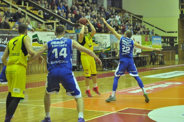 Koszykarze Siarki Tarnobrzeg (żółte koszulki) w ostatnim meczu tego sezonu przed własną publicznością przegrali z MKS Dąbrowa Górnicza 87:93.
