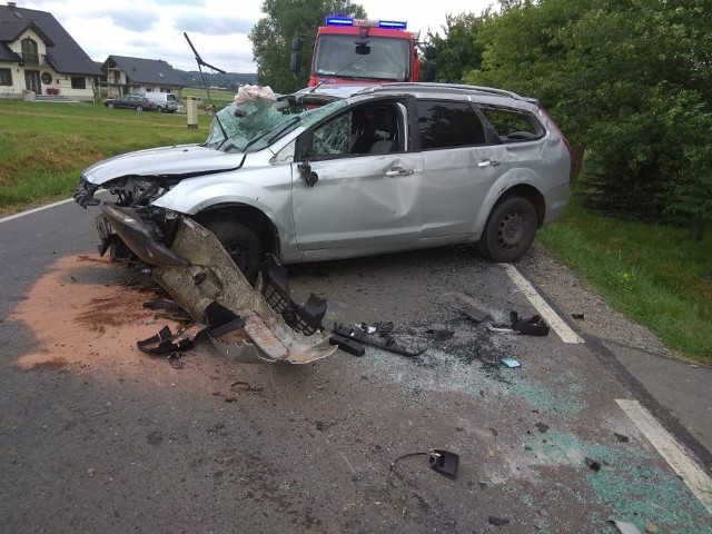 Do groźnego wypadku doszło dziś ok. godz. 13 w Jasionowie na drodze wojewódzkiej nr 887 prowadzącej z Brzozowa do Krosna. Ze wstępnych ustaleń policji wynika, że na zakręcie kierujący fordem focusem, wypadł z jezdni i uderzył w betonowy przepust.18-letni kierowca i 13-letni pasażer doznali obrażeń. Karetką pogotowia zostali przetransportowani do szpitala. ZOBACZ TEŻ: Wypadek na drodze krajowej nr 77 w Orłach pod Przemyślem. Volvo zderzyło się z citroenem. Ranne dwie osoby