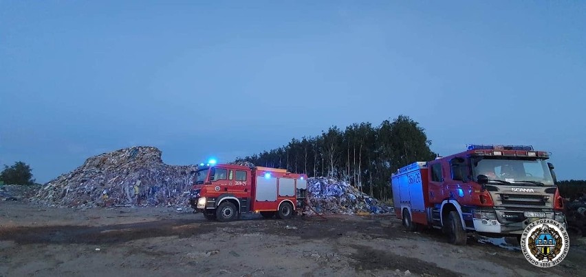 Czartoria. Pożar na wysypisku śmieci w powiecie łomżyńskim. Na miejscu pracuje 10 zastępów straży pożarnej (ZDJĘCIA)