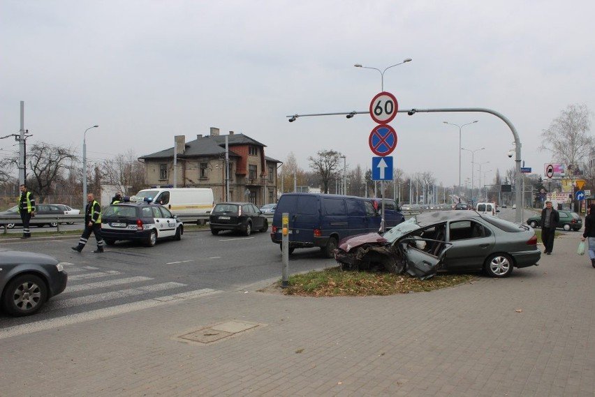 Na Pabianickiej dachował ford mondeo [ZDJĘCIA]