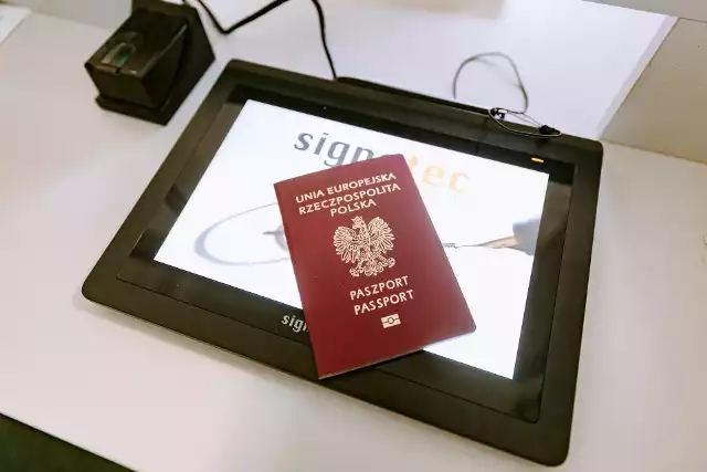 Na lotnisku Chopina w Warszawie można skorzystać z awaryjnej opcji na wyrobienie paszportu tymczasowego. Sprawdzamy jak to zrobić, ile to kosztuje i kto może skorzystać z tej opcji.