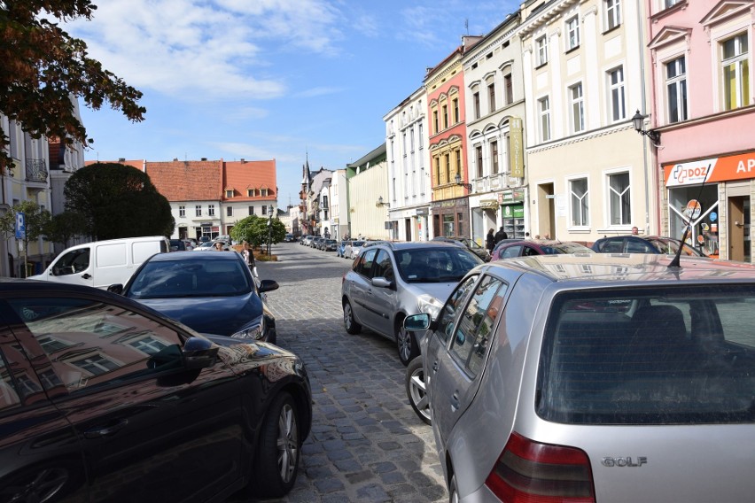 Parkowanie na rynku i w centrum Kluczborka znowu będzie płatne. Wiadomo już, ile będą kosztować bilety parkingowe [wideo]