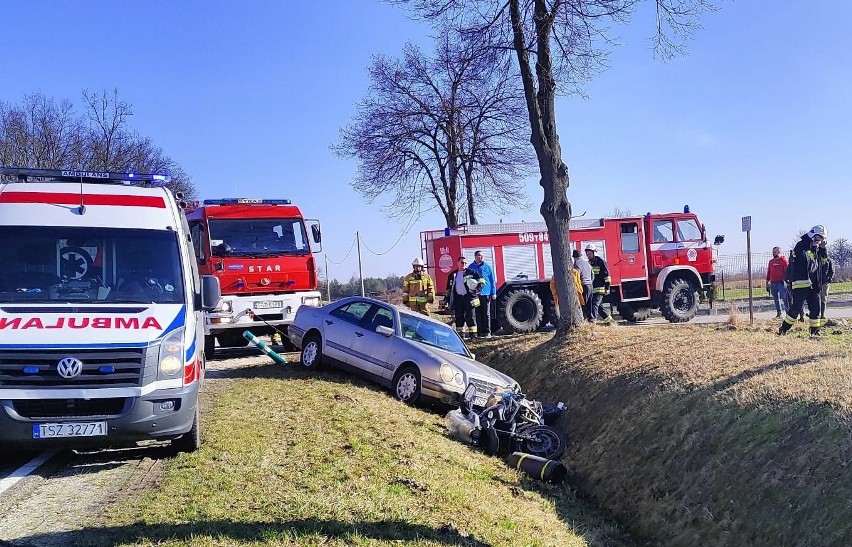 Wypadek w Łubnicach. Motocyklista zderzył się z samochodem na krajowej trasie numer 79. Jest w ciężkim stanie