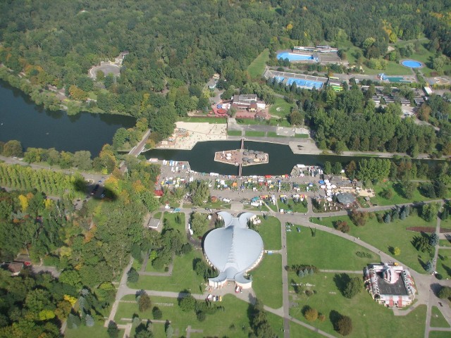 Jak wyglądał Park Śląski - wtedy jeszcze WPKiW 14 lat temu? Spójrzcie na zdjęcia. Takiego parku już nie ma. Oczywiście są drzewa. Ale nie ma Wesołego Miasteczka - jest Legendia. Nie ma stadionu z wieżą - jest nowoczesny stadion. Tylko planetarium wygląda niemal tak samo, bo remont dopiero się tu zaczyna (wiosna 2018). Jest też przystań i hala Kapelusz, 14 lat temu jeszcze używana np. na wystawy kwiatów. Na zdjęciu z Planetarium widać też fragment Siemianowic Śląskich - to szczere pola. Dziś wzdłuż ulicy Siemianowickiej rosną jak grzyby po deszczu kolejne rzędy domków i apartamentowców.