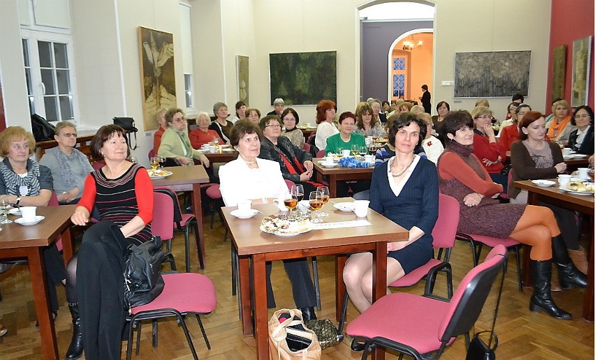 Uczestniczki spotkania częstowały się kawą, ciastem i...