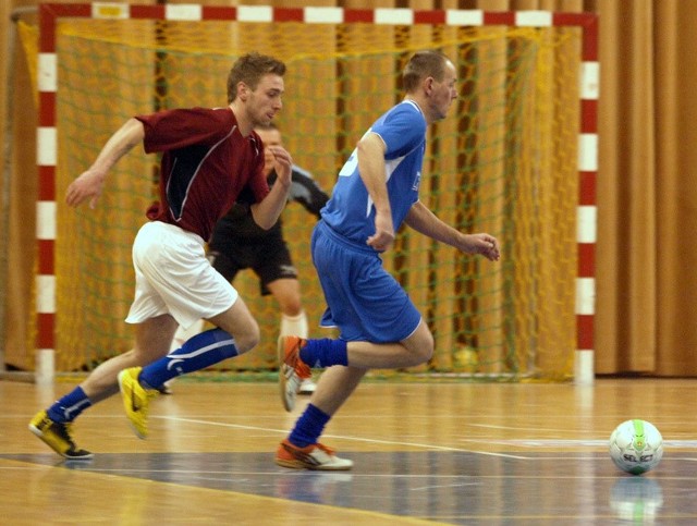 Raf-Mix w półfinale pewnie pokonał LB 9:2. Dwa gole i asystę zaliczył Mariusz Raczkowski (niebieski strój)