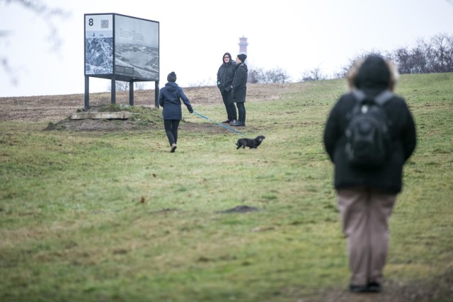 Na stworzenie muzeum na terenie byłego niemieckiego obozu koncentracyjnego potrzeba trzech lat i - według szacunków - ok. 50 mln zł. Teraz jest tam tymczasowa plenerowa wystawa, z kilkunastoma tablicami