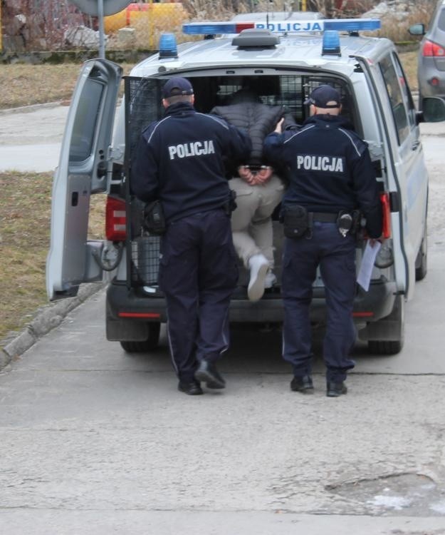 Sprawca kradzieży na myjniach samochodowych stanie przed sądem, straty sięgają ponad 100 tysięcy złotych