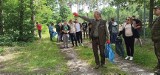 Uczniowie jędrzejowskiego "Grota" na wycieczce w Nadleśnictwie Lasków w ramach programu "Leśna szkoła z klimatem"