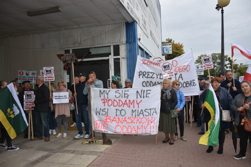 Mieszkańcy gminy Chełm protestowali przeciwko włączeniu kilku sołectw do miasta. Zobacz zdjęcia