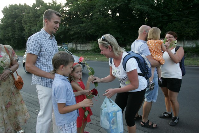 Pielgrzymka kobiet do Piekar Śląskich 2013: Po powrocie panie dostały kwiaty na powitanie