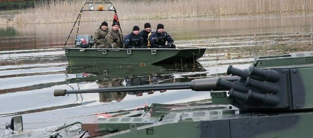 Załogi rosomaków ubezpieczali nurkowie na łodzi.