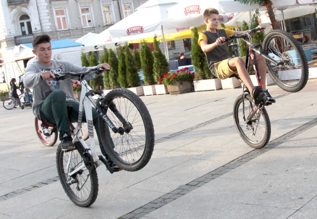 Pasją chłopaków są rowery. Każdego dnia ćwiczą na nich różne  akrobacje.  Od lewej: Mateusz Solecki i Czarek Gołębiowski.